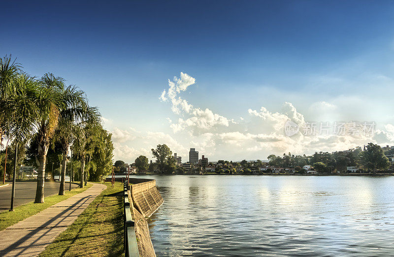 Villa Carlos Paz，在圣罗克湖畔，Córdoba，阿根廷。